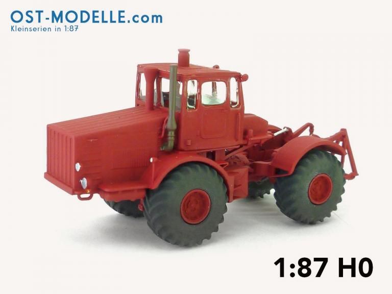 Traktor Kirovets K700 rot mit Motorverkleidung